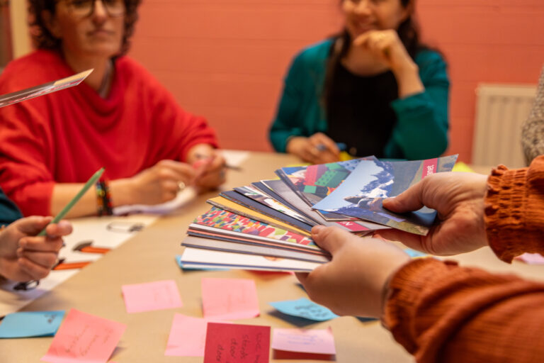 Deelnemers bekijken kleurrijke kaarten tijdens een sessie, beeld bij de innovatie nieuwsbrief van Ynnovate
