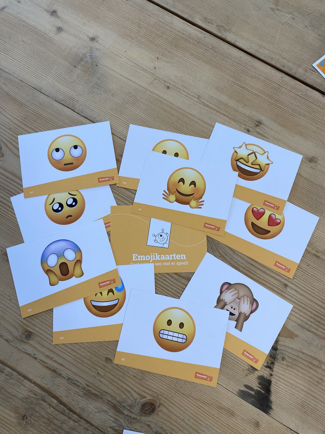 Stapel Emojikaarten van Ynnovate met de knuffel-emoji vooraan